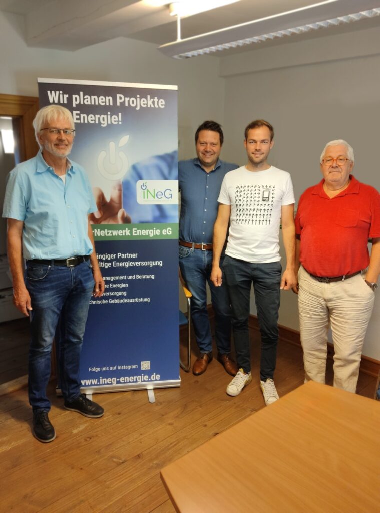 Die Projektverantwortlichen vor einem Banner der iNeG