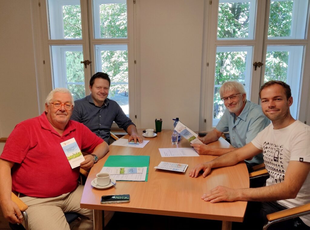 Die Projektverantwortlichen an einem Tisch