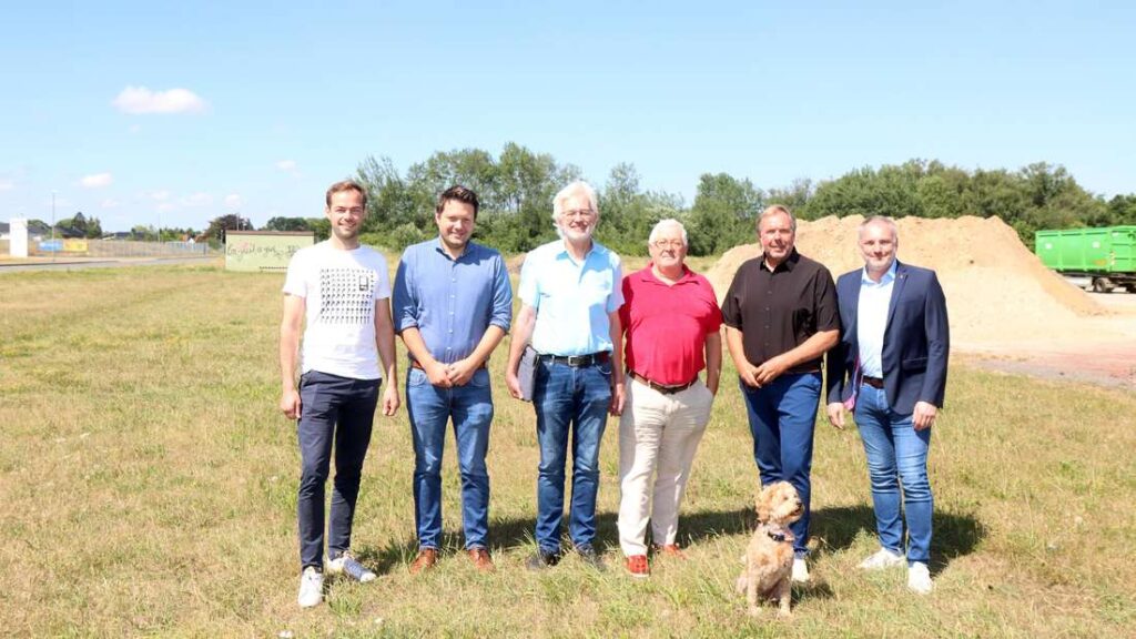Auf dem Informa-Gelände: Hauke Meyer-Husmann und Wolfgang Belke von „SulEnergy“, Projektleiter Georg Schätzl (INeG), STEG-Geschäftsführer Michael Hanke, Matthias Wendland als Vorsitzender des STEG-Aufsichtsrats sowie Bürgermeister Patrick Bade (von links). © Harald Bartels
