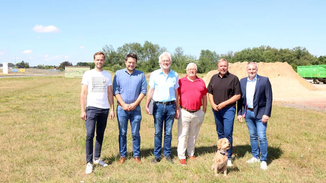 Auf dem Informa-Gelände: Hauke Meyer-Husmann und Wolfgang Belke von „SulEnergy“, Projektleiter Georg Schätzl (INeG), STEG-Geschäftsführer Michael Hanke, Matthias Wendland als Vorsitzender des STEG-Aufsichtsrats sowie Bürgermeister Patrick Bade (von links). © Harald Bartels